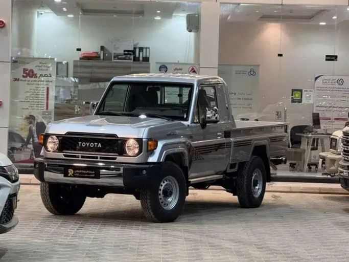 جديدة Toyota Land Cruiser 70 Series 70 Series Facelift 2, 4.0 l, 2025 في في المملكة العربية السعودية, الرياض من Al Riyada Al Duwalya شركة الريادة الدولي للسيارات، اللون فضي. مواصفات الخليج | AUTO.AE | إعلان #262461
