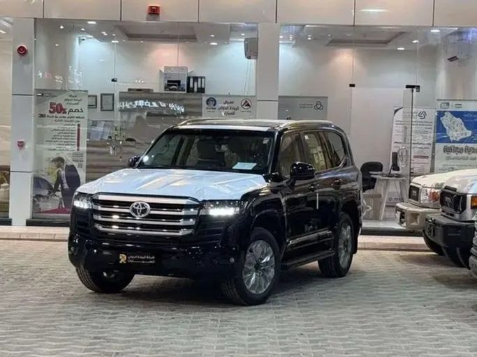 جديدة Toyota Land Cruiser Twin Turbo السلسلة 300, 3.5 l, 2025 في في المملكة العربية السعودية, الرياض من Al Riyada Al Duwalya شركة الريادة الدولي للسيارات، اللون أسود. مواصفات الخليج | AUTO.AE | إعلان #262487