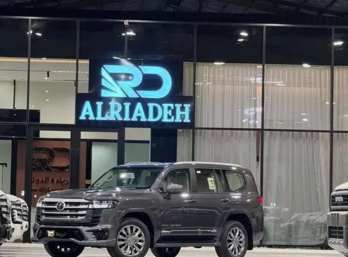 جديدة Toyota Land Cruiser Twin Turbo السلسلة 300, 3.5 l, 2026 في في المملكة العربية السعودية, الرياض من Al Riyada Al Duwalya شركة الريادة الدولي للسيارات، اللون رمادي.  | AUTO.AE | إعلان #262577