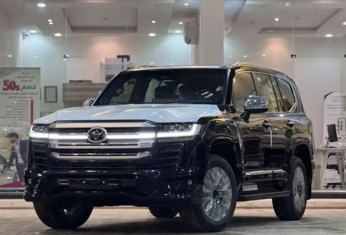 جديدة Toyota Land Cruiser Twin Turbo السلسلة 300, 3.5 l, 2026 في في المملكة العربية السعودية, الرياض من Al Riyada Al Duwalya شركة الريادة الدولي للسيارات، اللون أسود.  | AUTO.AE | إعلان #262806