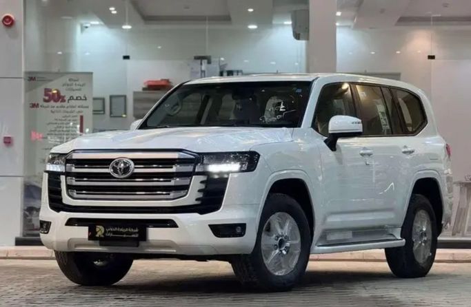 جديدة Toyota Land Cruiser Twin Turbo السلسلة 300, 3.5 l, 2026 في في المملكة العربية السعودية, الرياض من Al Riyada Al Duwalya شركة الريادة الدولي للسيارات، اللون أبيض.  | AUTO.AE | إعلان #262808