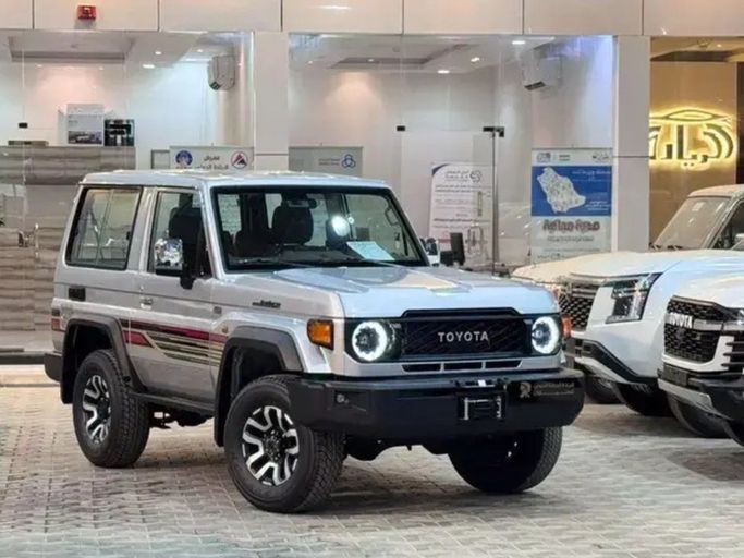 جديدة Toyota Land Cruiser 70 Series 70 Series Facelift 2, 4.0 l, 2025 في في المملكة العربية السعودية, الرياض من Al Riyada Al Duwalya شركة الريادة الدولي للسيارات، اللون فضي.  | AUTO.AE | إعلان #262817
