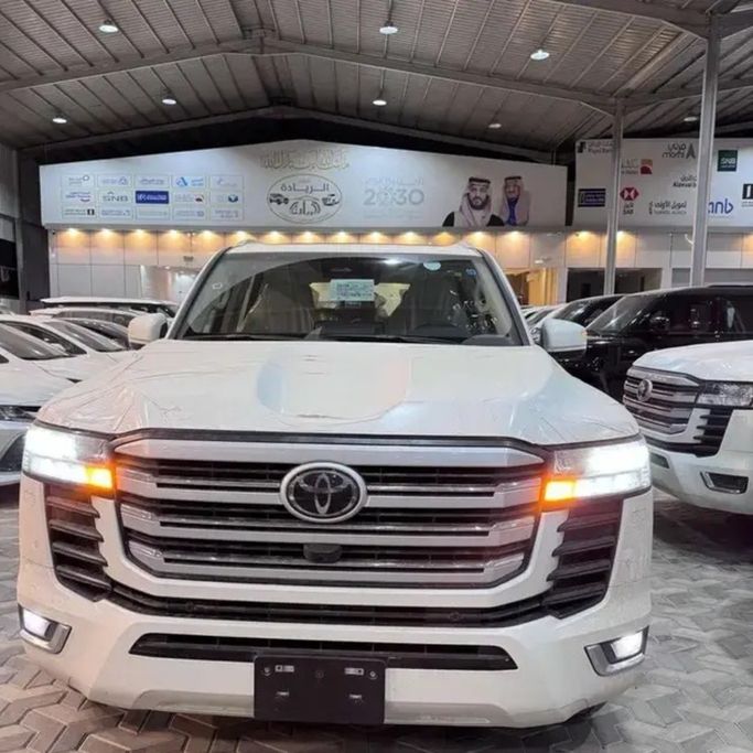 جديدة Toyota Land Cruiser Twin Turbo السلسلة 300, 3.5 l, 2025 في في المملكة العربية السعودية, الرياض من Al Riyada Al Duwalya شركة الريادة الدولي للسيارات، اللون أبيض.  | AUTO.AE | إعلان #262819