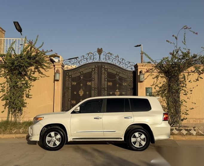 Подержанный Toyota Land Cruiser 200 Series Рестайлинг 1, 4.6 л, 2013 в Саудовская Аравия, Эр-Рияд от Sharyan Al Asimah معرض شريان العاصمة للسيارات Белый цвет.  | AUTO.AE | Объявление #263499
