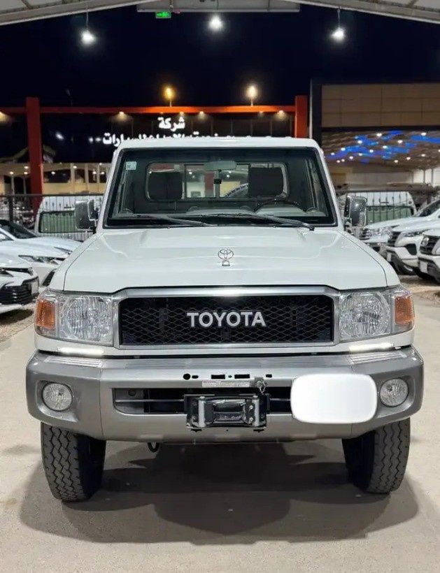 Подержанный Toyota Land Cruiser 70 Series Рестайлинг 1, 4.0 л, 2021 в Саудовская Аравия, Эр-Рияд от معرض امتياز الشفا للسيارات Белый цвет.  | AUTO.AE | Объявление #264305