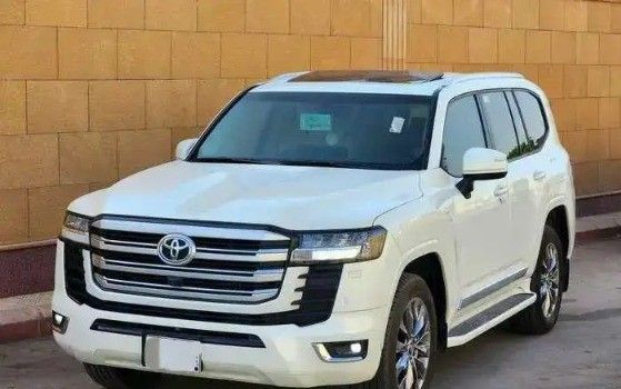 Подержанный Toyota Land Cruiser Twin Turbo 300 Series, 3.5 л, 2023 в Саудовская Аравия, Эр-Рияд от Al Qaiser Showroom معرض القيصر للسيارات Белый цвет.  | AUTO.AE | Объявление #266801