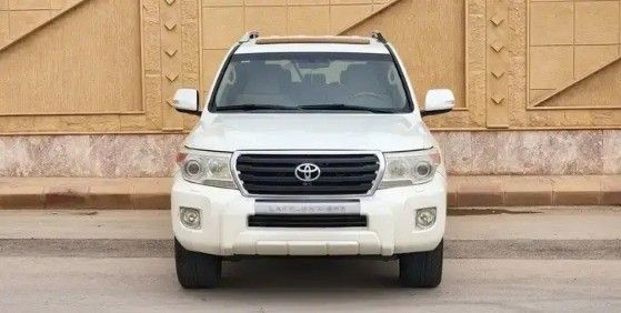 Подержанный Toyota Land Cruiser 200 Series Рестайлинг 1, 5.7 л, 2013 в Саудовская Аравия, Эр-Рияд от Al Qaiser Showroom معرض القيصر للسيارات Белый цвет.  | AUTO.AE | Объявление #267165