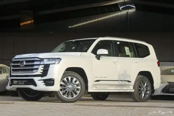 جديدة ⁦Toyota Land Cruiser السلسلة 300، 4.0 l، 2026⁩ في في المملكة العربية السعودية, الرياض من Al Hal Al Srae الحل السريع للسيارات، اللون أبيض.  | AUTO.AE | إعلان #287593