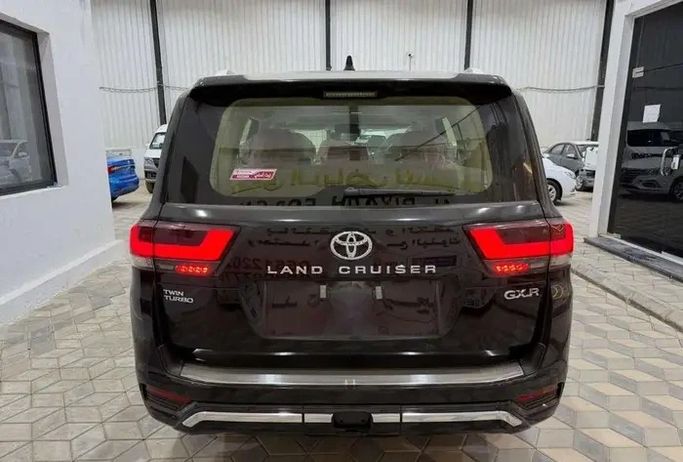 Новый ⁦Toyota Land Cruiser Twin Turbo 300 Series, 3.5 л, 2026⁩ в Саудовская Аравия, Эр-Рияд от Sada Al Riyadh صدى الرياض Черный цвет.  | AUTO.AE | Объявление #288384