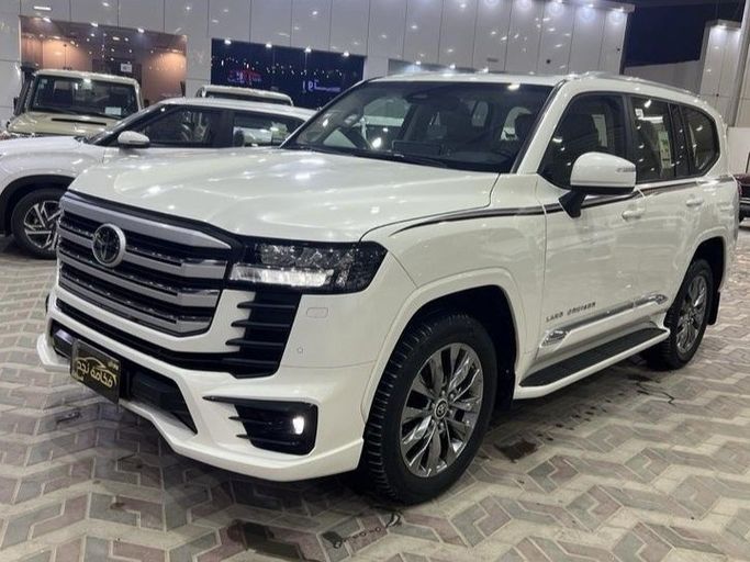 Used ⁦Toyota Land Cruiser Twin Turbo 300 Series, 3.5 l, 2025⁩ in Saudi Arabia, Riyadh by Fakhamat Najd معرض فخامة نجد للسيارات, White color. Other | AUTO.AE | Listing #288703