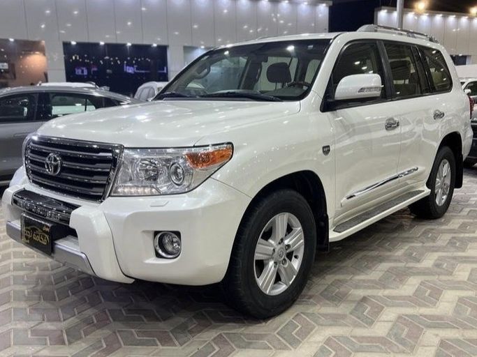مستعملة ⁦Toyota Land Cruiser 200 Series 200 Series Facelift 1، 4.6 l، 2015⁩ في في المملكة العربية السعودية, الرياض من Fakhamat Najd معرض فخامة نجد للسيارات، اللون أبيض. أخرى | AUTO.AE | إعلان #288741