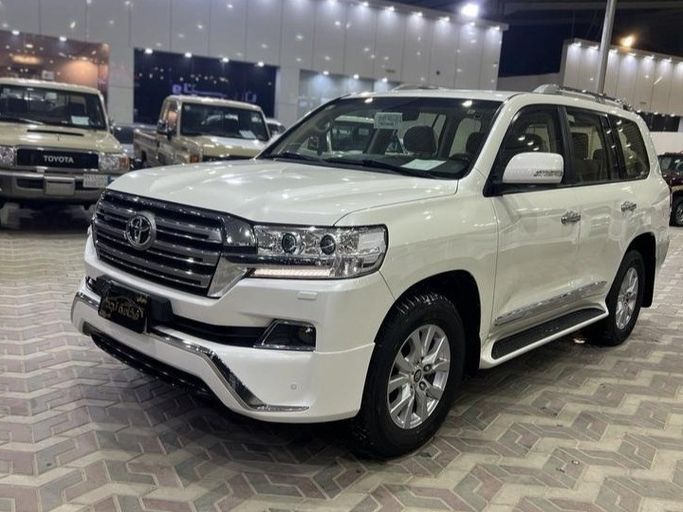 Подержанный ⁦Toyota Land Cruiser 200 Series Рестайлинг 2, 4.6 л, 2017⁩ в Саудовская Аравия, Эр-Рияд от Fakhamat Najd معرض فخامة نجد للسيارات Белый цвет. Other | AUTO.AE | Объявление #288795