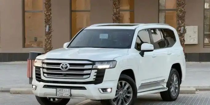 Подержанный ⁦Toyota Land Cruiser Twin Turbo 300 Series, 3.3 л, 2022⁩ в Саудовская Аравия, Эр-Рияд от شركة رمال الأندلس للسيارات Белый цвет.  | AUTO.AE | Объявление #288912