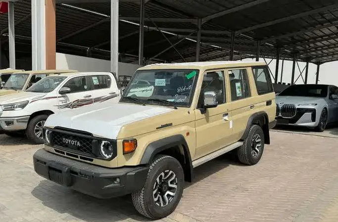 جديدة ⁦Toyota Land Cruiser 70 Series 70 Series Facelift 2، 4.0 l، 2026⁩ في في المملكة العربية السعودية, الرياض من Sada Al Riyadh صدى الرياض، اللون بيج. مواصفات الخليج | AUTO.AE | إعلان #289013