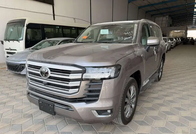 Новый ⁦Toyota Land Cruiser Twin Turbo 300 Series, 3.5 л, 2026⁩ в Саудовская Аравия, Эр-Рияд от Sada Al Riyadh صدى الرياض Коричневый цвет. GCC | AUTO.AE | Объявление #289044