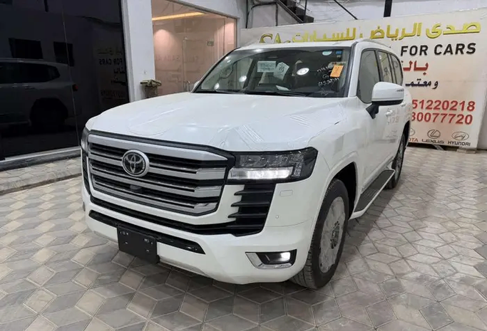 Новый ⁦Toyota Land Cruiser Twin Turbo 300 Series, 3.5 л, 2026⁩ в Саудовская Аравия, Эр-Рияд от Sada Al Riyadh صدى الرياض Белый цвет. GCC | AUTO.AE | Объявление #289047