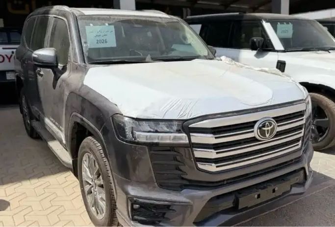 جديدة ⁦Toyota Land Cruiser السلسلة 300، 4.0 l، 2026⁩ في في المملكة العربية السعودية, الرياض من Bilad Shahran معرض بلاد شهران، اللون رمادي.  | AUTO.AE | إعلان #289845