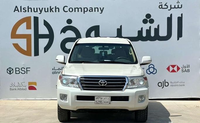 مستعملة Toyota Land Cruiser 200 Series 200 Series Facelift 1، 4.0 لتر، 2015 في المملكة العربية السعودية، الرياض من Al Shukh شركة معرض الشيوخ للسيارات، اللون أبيض.  | AUTO.AE | إعلان #296201
