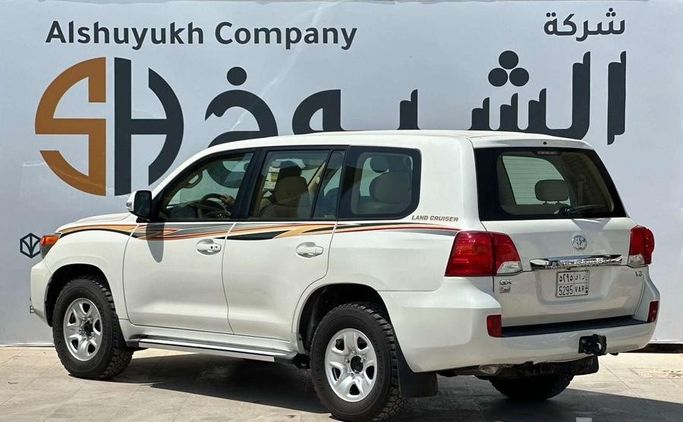 مستعملة Toyota Land Cruiser 200 Series 200 Series Facelift 1، 4.0 لتر، 2015 في المملكة العربية السعودية، الرياض من Al Shukh شركة معرض الشيوخ للسيارات، اللون أبيض.  | AUTO.AE | إعلان #296201 — صورة 2 من 13
