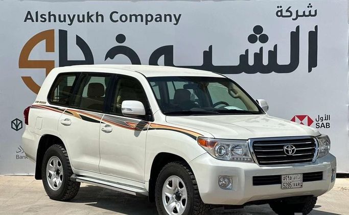 مستعملة Toyota Land Cruiser 200 Series 200 Series Facelift 1، 4.0 لتر، 2015 في المملكة العربية السعودية، الرياض من Al Shukh شركة معرض الشيوخ للسيارات، اللون أبيض.  | AUTO.AE | إعلان #296201 — صورة 4 من 13