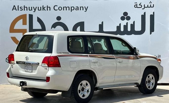مستعملة Toyota Land Cruiser 200 Series 200 Series Facelift 1، 4.0 لتر، 2015 في المملكة العربية السعودية، الرياض من Al Shukh شركة معرض الشيوخ للسيارات، اللون أبيض.  | AUTO.AE | إعلان #296201 — صورة 5 من 13