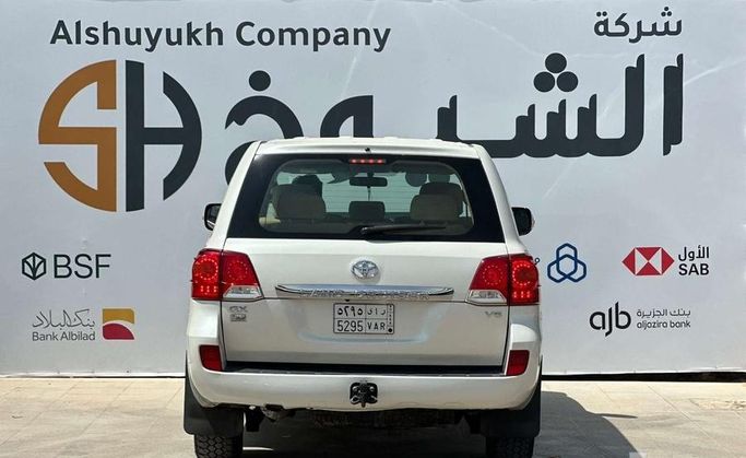مستعملة Toyota Land Cruiser 200 Series 200 Series Facelift 1، 4.0 لتر، 2015 في المملكة العربية السعودية، الرياض من Al Shukh شركة معرض الشيوخ للسيارات، اللون أبيض.  | AUTO.AE | إعلان #296201 — صورة 6 من 13