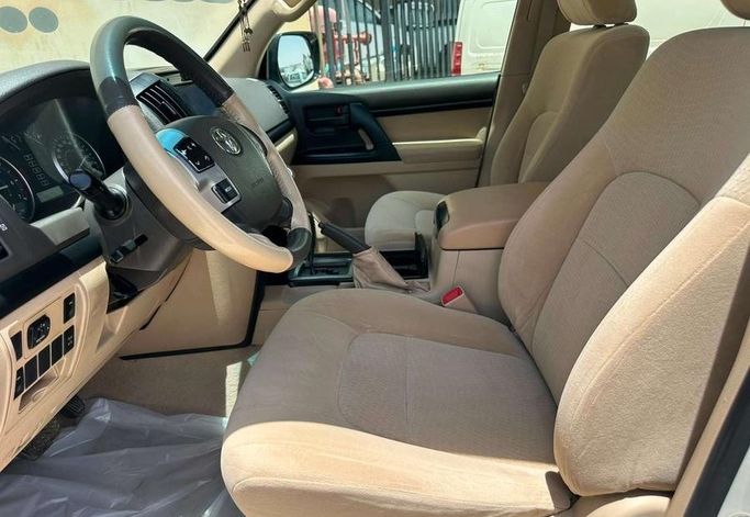 مستعملة Toyota Land Cruiser 200 Series 200 Series Facelift 1، 4.0 لتر، 2015 في المملكة العربية السعودية، الرياض من Al Shukh شركة معرض الشيوخ للسيارات، اللون أبيض.  | AUTO.AE | إعلان #296201 — صورة 7 من 13