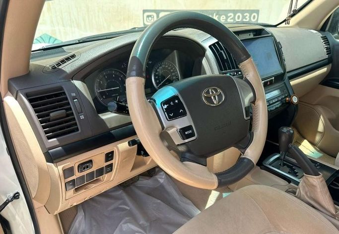 مستعملة Toyota Land Cruiser 200 Series 200 Series Facelift 1، 4.0 لتر، 2015 في المملكة العربية السعودية، الرياض من Al Shukh شركة معرض الشيوخ للسيارات، اللون أبيض.  | AUTO.AE | إعلان #296201 — صورة 8 من 13