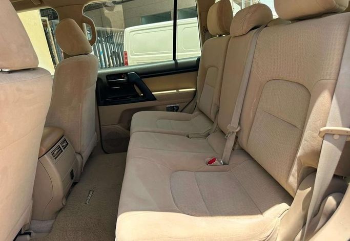 مستعملة Toyota Land Cruiser 200 Series 200 Series Facelift 1، 4.0 لتر، 2015 في المملكة العربية السعودية، الرياض من Al Shukh شركة معرض الشيوخ للسيارات، اللون أبيض.  | AUTO.AE | إعلان #296201 — صورة 9 من 13