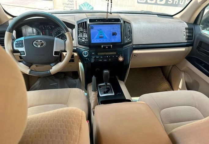 مستعملة Toyota Land Cruiser 200 Series 200 Series Facelift 1، 4.0 لتر، 2015 في المملكة العربية السعودية، الرياض من Al Shukh شركة معرض الشيوخ للسيارات، اللون أبيض.  | AUTO.AE | إعلان #296201 — صورة 11 من 13