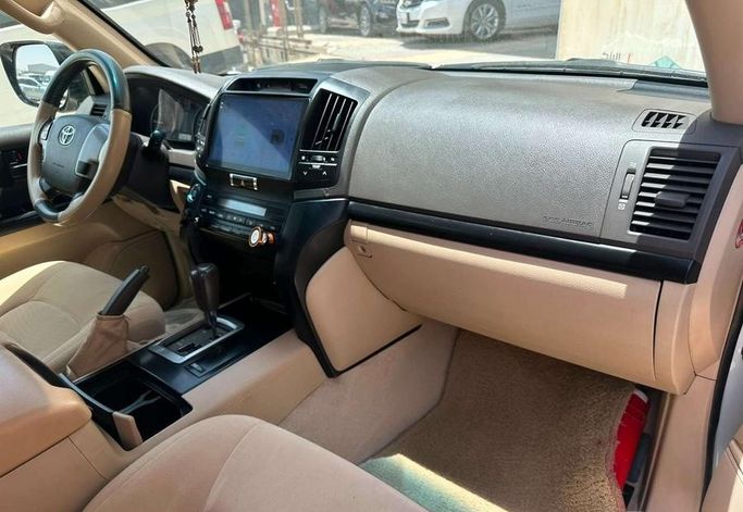مستعملة Toyota Land Cruiser 200 Series 200 Series Facelift 1، 4.0 لتر، 2015 في المملكة العربية السعودية، الرياض من Al Shukh شركة معرض الشيوخ للسيارات، اللون أبيض.  | AUTO.AE | إعلان #296201 — صورة 12 من 13