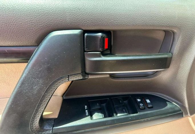 مستعملة Toyota Land Cruiser 200 Series 200 Series Facelift 1، 4.0 لتر، 2015 في المملكة العربية السعودية، الرياض من Al Shukh شركة معرض الشيوخ للسيارات، اللون أبيض.  | AUTO.AE | إعلان #296201 — صورة 10 من 13