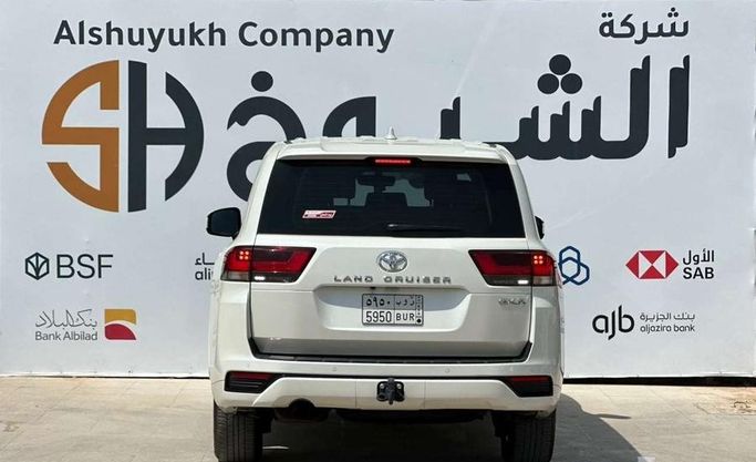 مستعملة Toyota Land Cruiser Twin Turbo السلسلة 300، 3.5 لتر، 2025 في المملكة العربية السعودية، الرياض من Al Shukh شركة معرض الشيوخ للسيارات، اللون أبيض.  | AUTO.AE | إعلان #296227 — صورة 5 من 15
