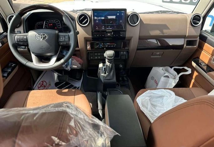 New Toyota Land Cruiser 70 Series Facelift 2, 2.8 l, 2026 in Saudi Arabia, Riyadh by Al Shukh شركة معرض الشيوخ للسيارات, Grey color.  | AUTO.AE | Listing #296240 — photo 13 of 14