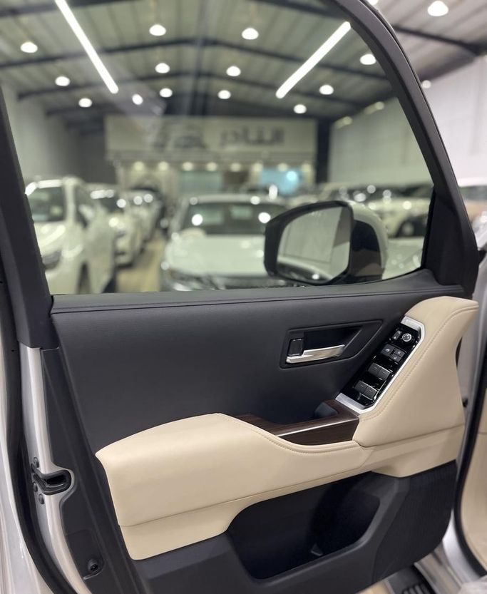 مستعملة Toyota Land Cruiser السلسلة 300، 4.0 لتر، 2025 في المملكة العربية السعودية، الرياض من Auto City أوتو سيتي، اللون فضي.  | AUTO.AE | إعلان #296442 — صورة 11 من 13