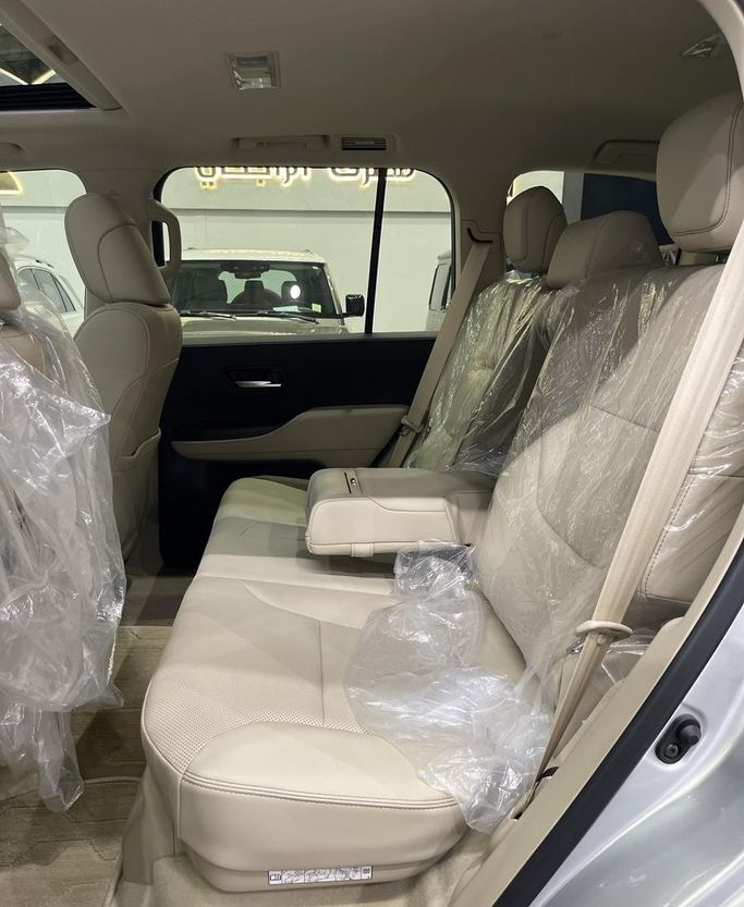 مستعملة Toyota Land Cruiser السلسلة 300، 4.0 لتر، 2025 في المملكة العربية السعودية، الرياض من Auto City أوتو سيتي، اللون فضي.  | AUTO.AE | إعلان #296442 — صورة 10 من 13