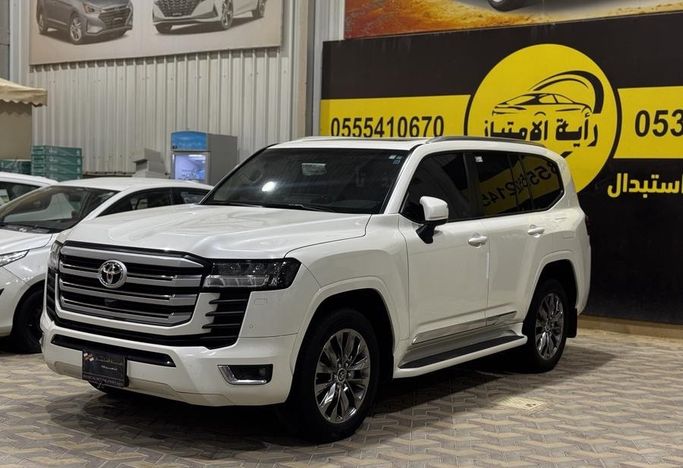 Подержанный Toyota Land Cruiser 300 Series, 3.4 л, 2024 в Саудовская Аравия, Эр-Рияд от Rayat Al Amtayaz راية الامتياز Белый цвет.  | AUTO.AE | Объявление #296468 — фото 2 из 22
