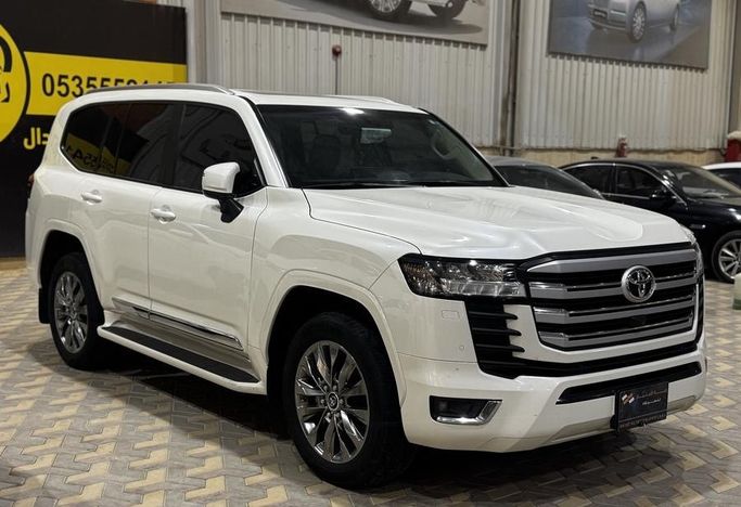 Подержанный Toyota Land Cruiser 300 Series, 3.4 л, 2024 в Саудовская Аравия, Эр-Рияд от Rayat Al Amtayaz راية الامتياز Белый цвет.  | AUTO.AE | Объявление #296468 — фото 3 из 22