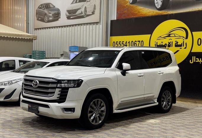 Подержанный Toyota Land Cruiser 300 Series, 3.4 л, 2024 в Саудовская Аравия, Эр-Рияд от Rayat Al Amtayaz راية الامتياز Белый цвет.  | AUTO.AE | Объявление #296468 — фото 4 из 22