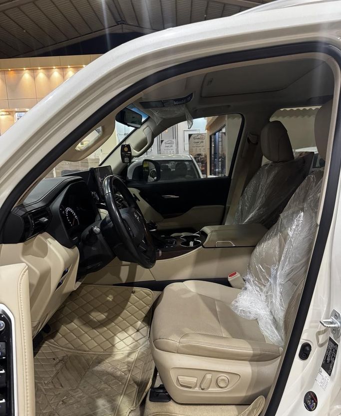 Подержанный Toyota Land Cruiser 300 Series, 3.4 л, 2024 в Саудовская Аравия, Эр-Рияд от Rayat Al Amtayaz راية الامتياز Белый цвет.  | AUTO.AE | Объявление #296468 — фото 11 из 22