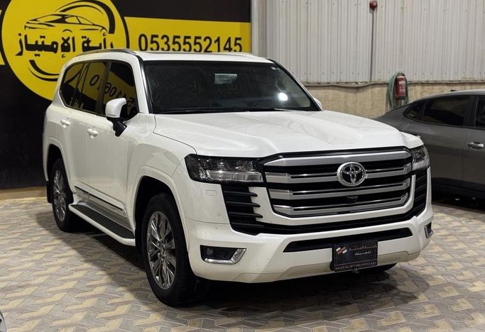 Подержанный Toyota Land Cruiser 300 Series, 3.4 л, 2024 в Саудовская Аравия, Эр-Рияд от Rayat Al Amtayaz راية الامتياز Белый цвет.  | AUTO.AE | Объявление #296468 — фото 5 из 22