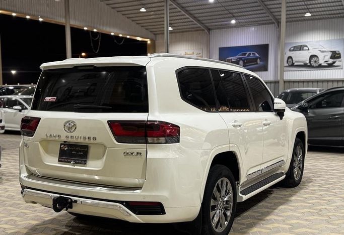 Подержанный Toyota Land Cruiser 300 Series, 3.4 л, 2024 в Саудовская Аравия, Эр-Рияд от Rayat Al Amtayaz راية الامتياز Белый цвет.  | AUTO.AE | Объявление #296468 — фото 6 из 22