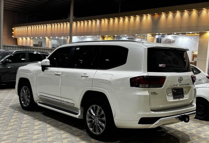 Подержанный Toyota Land Cruiser 300 Series, 3.4 л, 2024 в Саудовская Аравия, Эр-Рияд от Rayat Al Amtayaz راية الامتياز Белый цвет.  | AUTO.AE | Объявление #296468 — фото 7 из 22