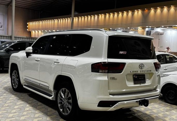 Подержанный Toyota Land Cruiser 300 Series, 3.4 л, 2024 в Саудовская Аравия, Эр-Рияд от Rayat Al Amtayaz راية الامتياز Белый цвет.  | AUTO.AE | Объявление #296468 — фото 9 из 22