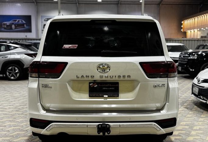 Подержанный Toyota Land Cruiser 300 Series, 3.4 л, 2024 в Саудовская Аравия, Эр-Рияд от Rayat Al Amtayaz راية الامتياز Белый цвет.  | AUTO.AE | Объявление #296468 — фото 10 из 22