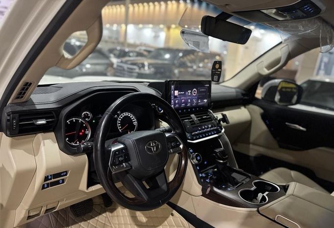 Подержанный Toyota Land Cruiser 300 Series, 3.4 л, 2024 в Саудовская Аравия, Эр-Рияд от Rayat Al Amtayaz راية الامتياز Белый цвет.  | AUTO.AE | Объявление #296468 — фото 14 из 22