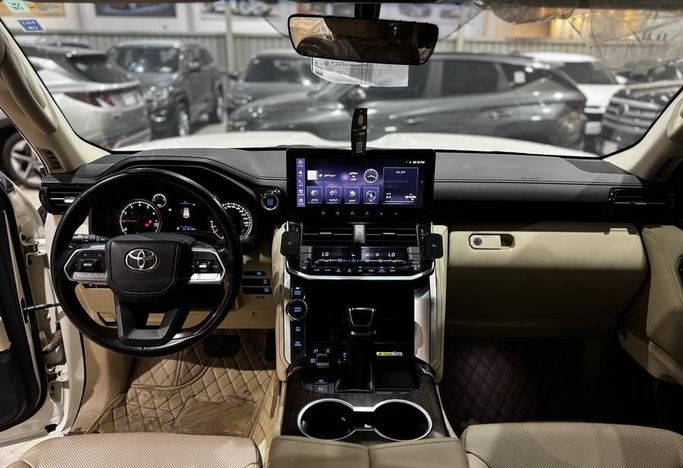 Подержанный Toyota Land Cruiser 300 Series, 3.4 л, 2024 в Саудовская Аравия, Эр-Рияд от Rayat Al Amtayaz راية الامتياز Белый цвет.  | AUTO.AE | Объявление #296468 — фото 16 из 22