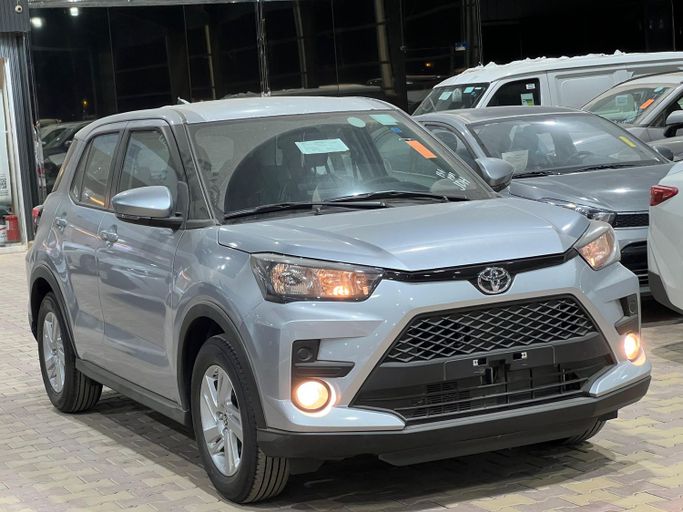 جديدة Toyota Raize I, 1.0 l, 2026 في في المملكة العربية السعودية, الرياض من Car Vault شركة كار فولت للسيارات، اللون فضي.  | AUTO.AE | إعلان #249428