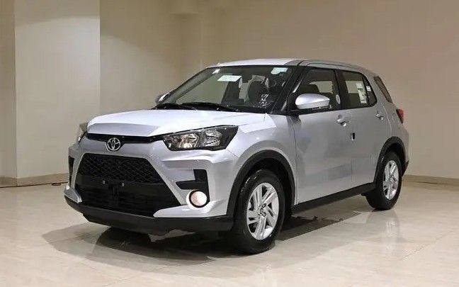جديدة Toyota Raize I, 1.0 l, 2026 في في المملكة العربية السعودية, الرياض من Al Imtiaz Cars شركة الامتياز للسيارات، اللون أبيض. مواصفات الخليج | AUTO.AE | إعلان #257952