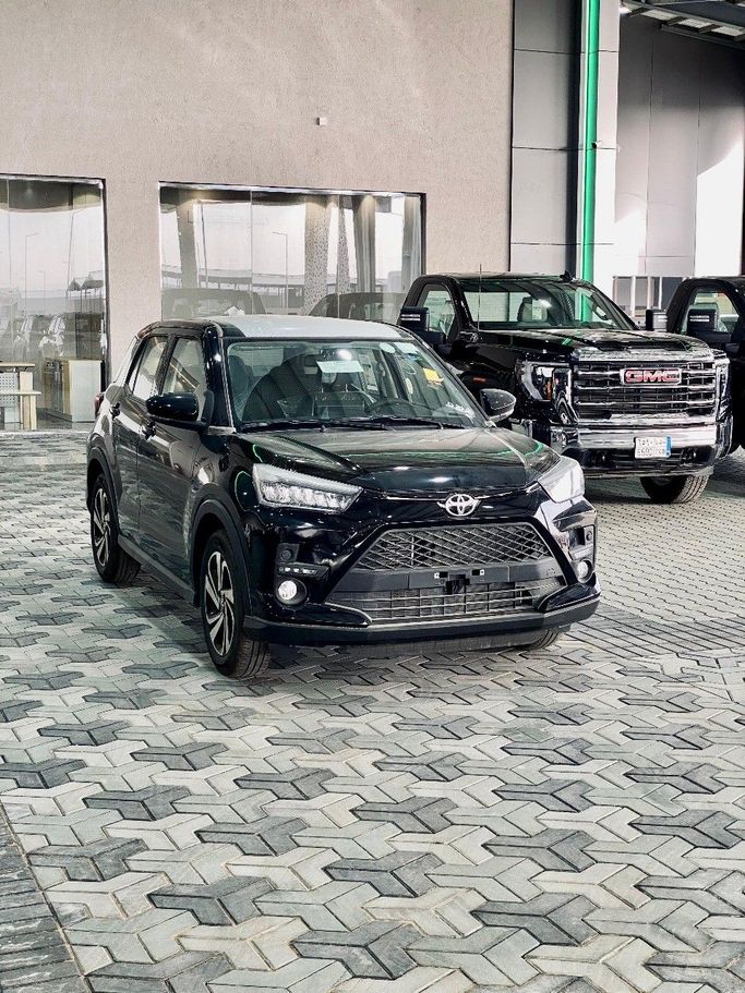 جديدة Toyota Raize I, 1.0 l, 2026 في في المملكة العربية السعودية, الرياض من Al Imtiaz Cars شركة الامتياز للسيارات، اللون أسود. مواصفات الخليج | AUTO.AE | إعلان #257959